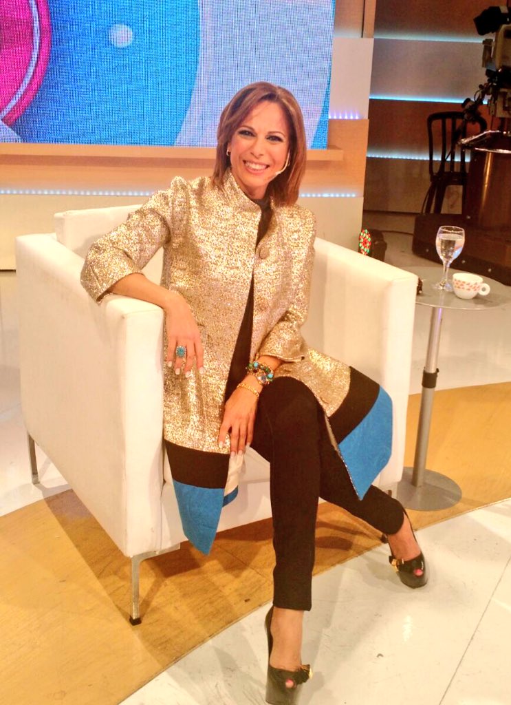 ilianacalabro1's tweet photo. Hoy para @ddm_oficial elegí un Saco laminado, el calzado @SaveriodiRicci peinó @crisrey_style y ☔️make up @loouure https://t.co/lXEYAu6mqE