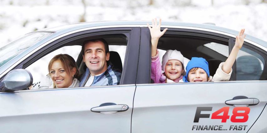 Коля с родителями едет на машине. Семейная машина. Семья в машине. Машина для путешествий семьей. Семья в машине фото.