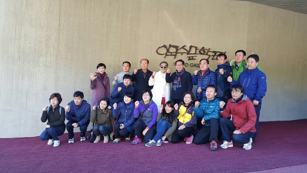 oisoo's tweet photo. @oisoo: 울산광역시 울주군 군수님과 직원들께서 이외수 문학관을 방문하셨습니다. 환영합니다. 그리고 사랑합니다. https://t.co/1HAbfdXJHK