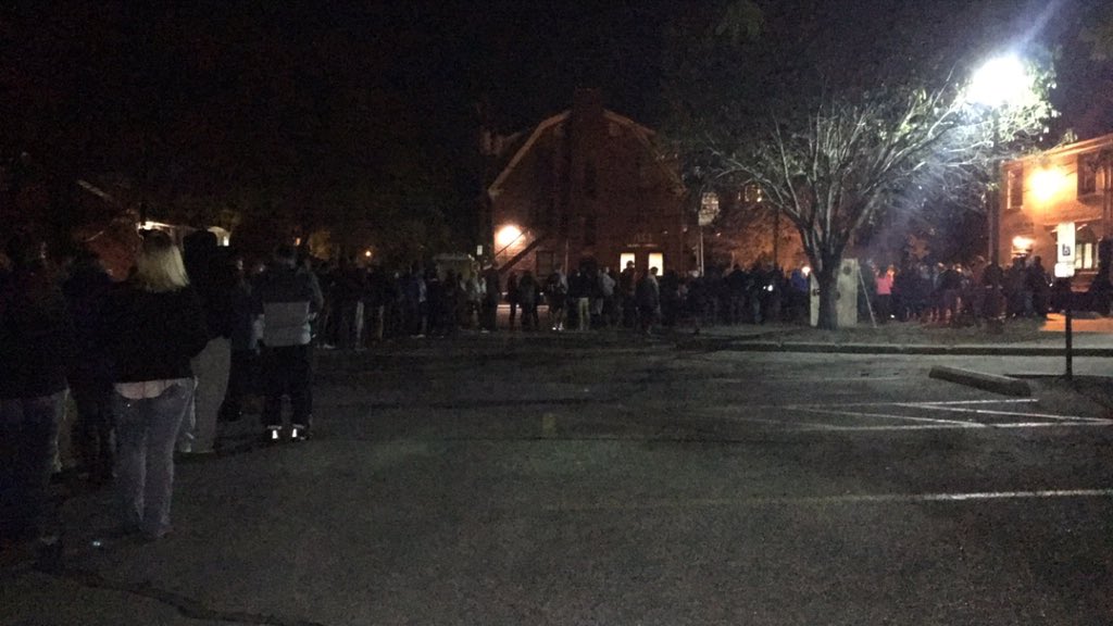ChiOmegaUNL's tweet photo. The line is almost back to Neihart!! Come on down to Chi O until 2:30! #WingsForWishes https://t.co/JFKJHuYMKf