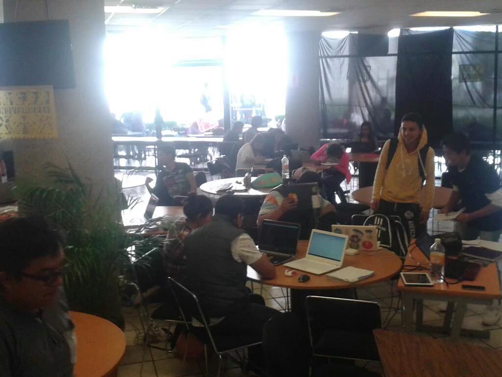 smartbelabdys's tweet photo. #Dystec resolviendo dudas acerca de HTML :o) https://t.co/ywLLNoz4rE