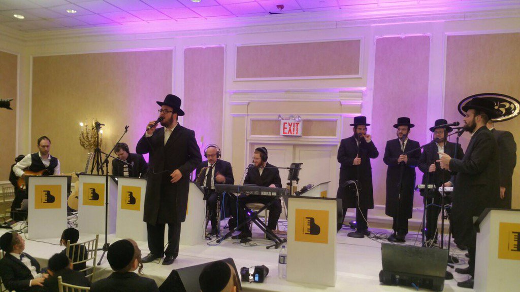YedidimChoir's tweet photo. #Energy wedding backing up @yoilygreenfeld with a full @ABerko production @ProductionMG https://t.co/WO0Kv5gypI
