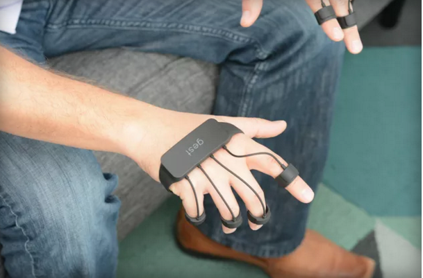 Gest could be the first useful iteration of motion control gloves theverge.com/2015/10/29/962…