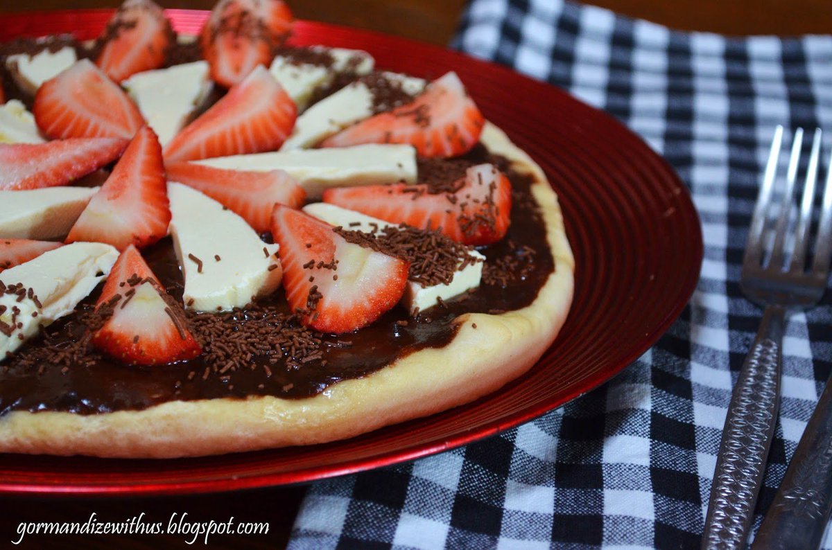 auskitch's tweet photo. Friday night pizzas anyone? Pizza de Brigadeiro #recipe by @gormandize_ak https://t.co/zjUyc4Hua3 #weekend #foodie https://t.co/FuUtkES0QP