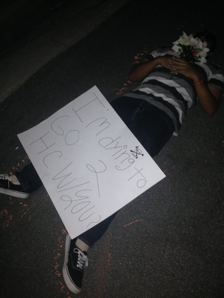 jazzy_marie143's tweet photo. Walk outside and someone is laying in the middle of the street dead😨😰....but it's just my hoco date 😂🍃🎃 #hocow/Liz https://t.co/OWJpveyQ4p