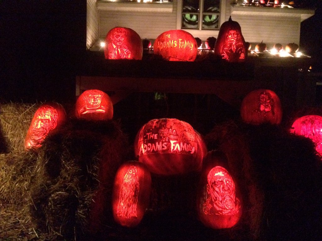 MoreHorrorCake's tweet photo. The Adams Family #pumpkin display! https://t.co/rU1iHnqEy6