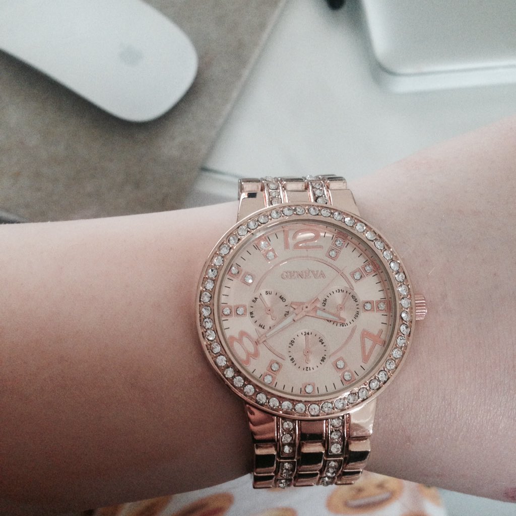 voguepsycho's tweet photo. what time is it???? #nice #cool #watch https://t.co/ZaELlUlfIY