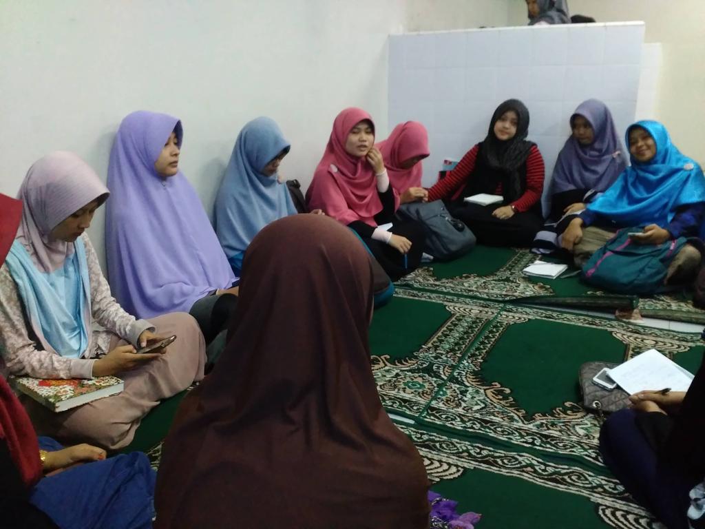 keputrian_IKMI's tweet photo. Assalamu'alaykum, live report from Esa Unggul agenda mingguan #keputrian :) https://t.co/5GbxYrNdEn