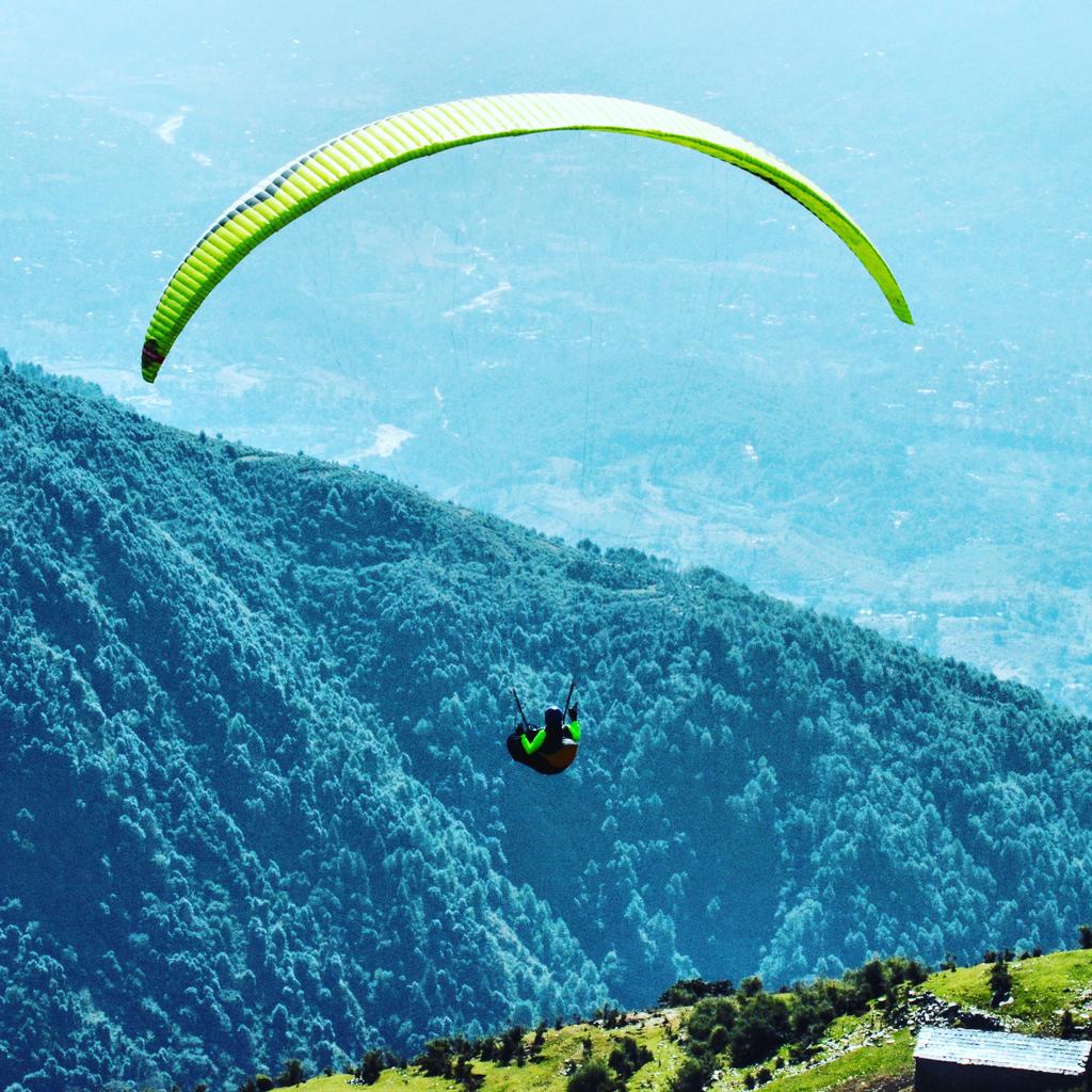 FrodoCam's tweet photo. Jump in the laps of nature and make your way in the air to explore.
#paraglidingworldcup in Himachal.Hue in the sky. https://t.co/UgnbdRyCXD