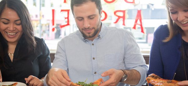 hootsuite's tweet photo. The difference between marketing to an audience and building a community: https://t.co/gvMtkW6faf #KnowYourSocial https://t.co/5km4sYmrAw
