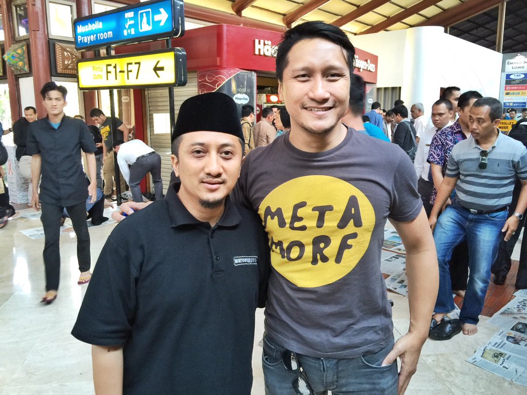 ArieKuntung's tweet photo. Balik2 ketemu.. Ketemu @Yusuf_Mansur ustad yg jagoan property 😊 https://t.co/lYZkJRZu0X