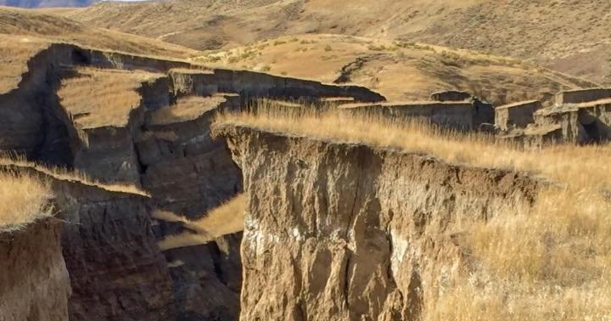 HuffPost's tweet photo. A large 'crack in the Earth' has opened up in Wyoming https://t.co/CLtwftS7cN https://t.co/970VwdNQuC