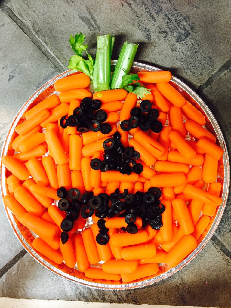 AmberClosson's tweet photo. Cash's snack platter. Proud that he did such a Good Job!! #halloween #party #healthykids #craftykids @Grade2Rm13 https://t.co/1N8qPscfOI