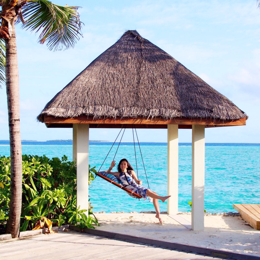 natalia__ng's tweet photo. What better way to honour #FlashbackFriday than to take a mind trip to #Maldives 🌴🏝⛱☀️ #TGIF #missingmaldives https://t.co/1xqlrlaB5W