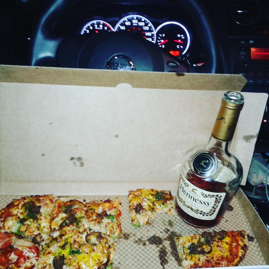 _ThatNiggaLonte's tweet photo. Two things I love pizza &amp; Hennessy💯 https://t.co/QWxaA9v4s6