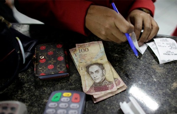 AlbertoMelchorM's tweet photo. Gobierno aprueba doble aguinaldo para trabajadores de sectores público y privado… en Bolivia … https://t.co/DaGlHVCZJt