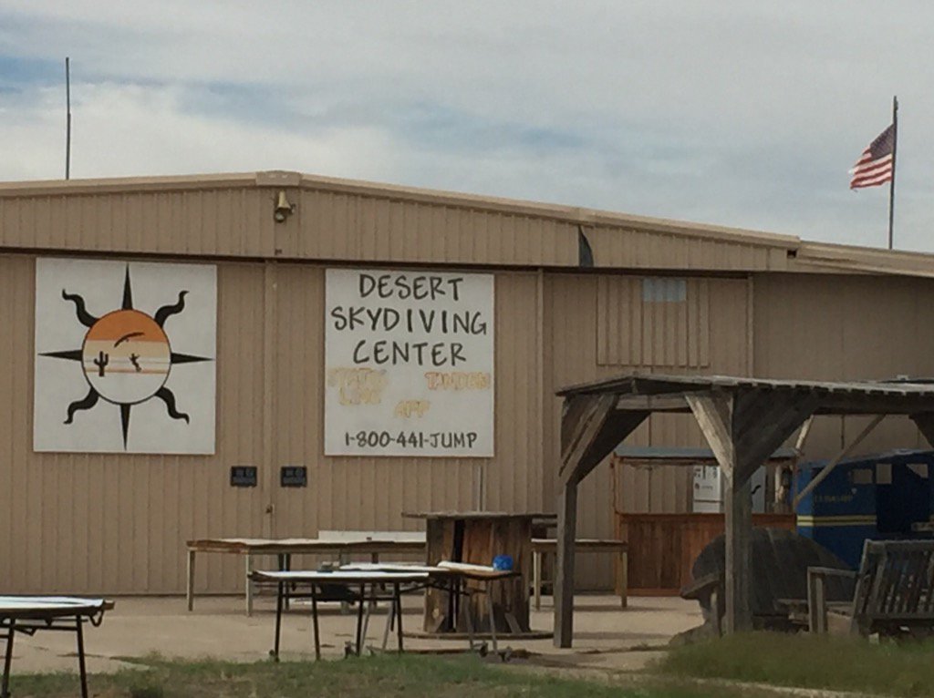 funinthistown's tweet photo. Came across #skydiving out in #Buckeye for the #adrenalinejunkies @DesertSkydiving #funinthistown #Phoenix #fun https://t.co/kpFrWhu306