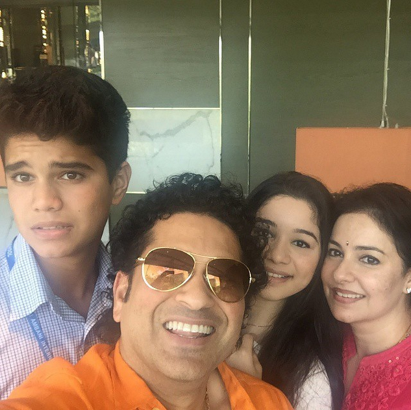 CelebsLittle's tweet photo. .@sachin_rt &amp; #Anjali pose 4 a #selfie wid #ArjunTendulkar &amp; #SaraTendulkar
#LittleCelebs @SachinFC @SachinFansClub https://t.co/A1XMAj0Xuc