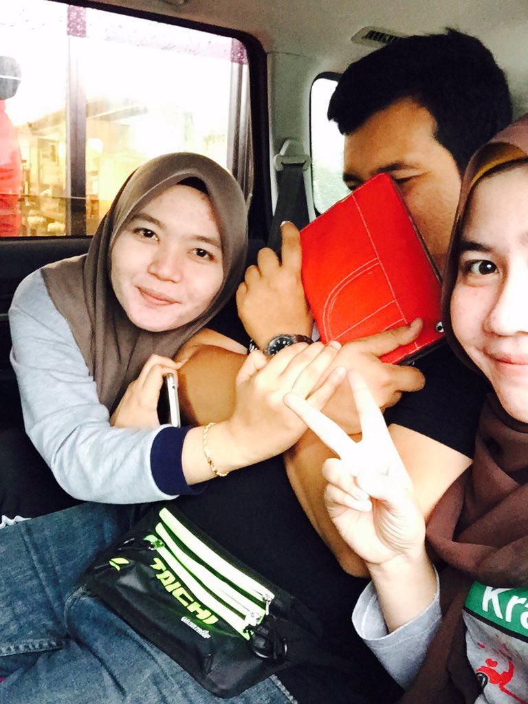ShinBeaBea's tweet photo. Malu sgt y tengah tu nk selfie . Abg montel kne buli d kakak n adik nya π #drivethruMcd https://t.co/zR6kRS9fV7