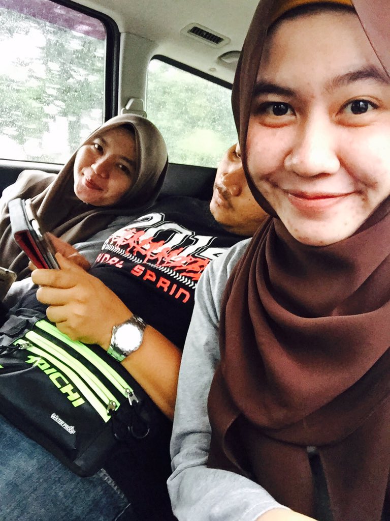 ShinBeaBea's tweet photo. Malu sgt y tengah tu nk selfie . Abg montel kne buli d kakak n adik nya π #drivethruMcd https://t.co/zR6kRS9fV7
