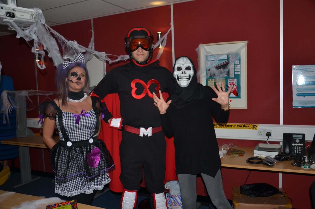 ExpressSols's tweet photo. Captain Manchester came to visit! Check out our pics for #bestdressed & #cakecomp @Caketober https://t.co/ZXrg7c6QH7 https://t.co/boicxSlklC