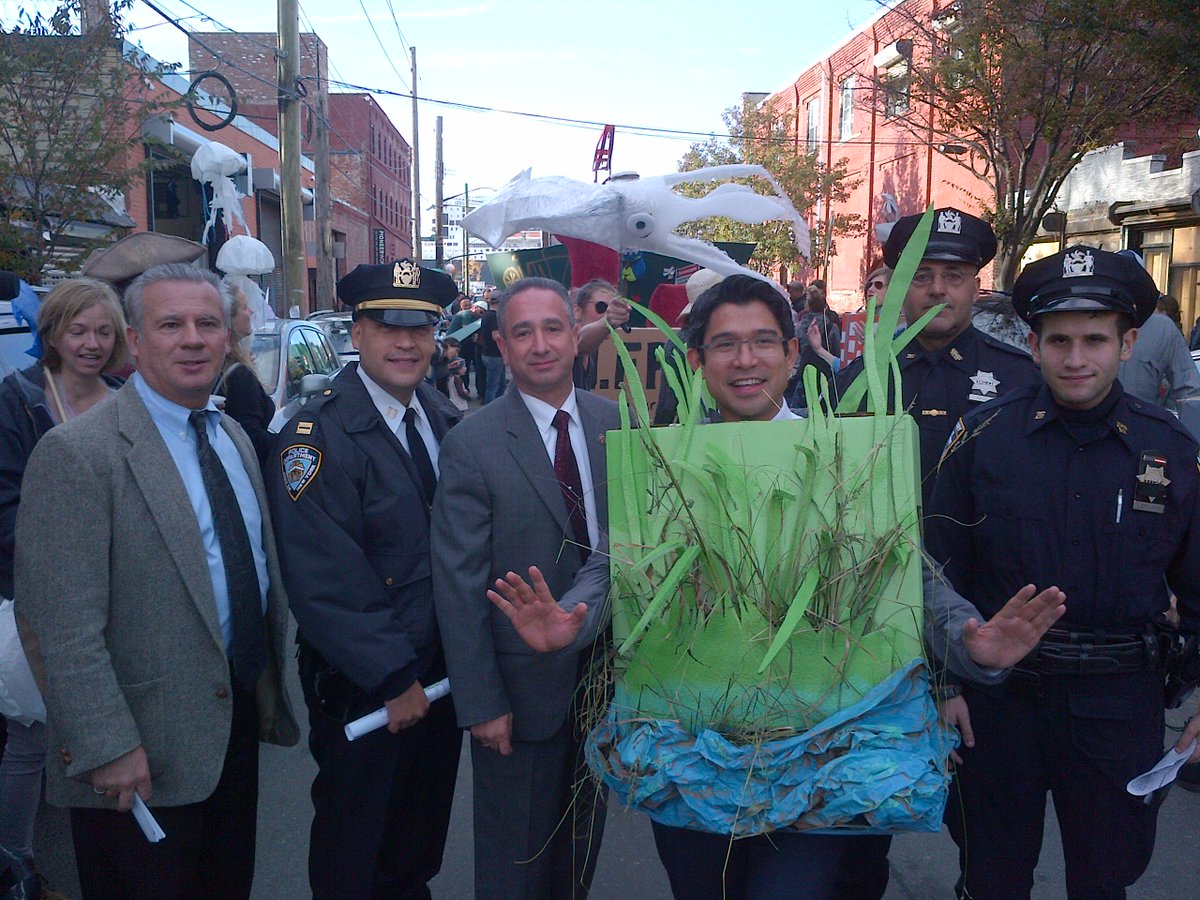 NYPD76Pct's tweet photo. #76Precinct @NYPDauxiliary and @cmenchaca at the #redhook #sandy #barnacleparade Community unity & resiliency wins! https://t.co/WkZ2AmcvcI