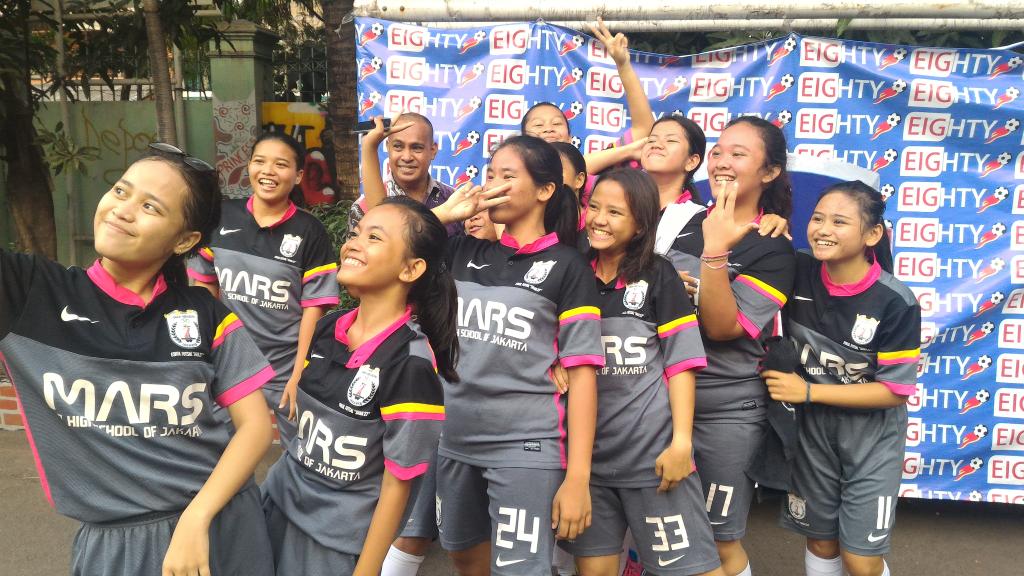 VRPWorld's tweet photo. Ulah nya tim putri SMA N 27 jakarta, mau foto tim aja susah bener, sibuk narsis.. hahaha https://t.co/J5Jl0E4E6P
