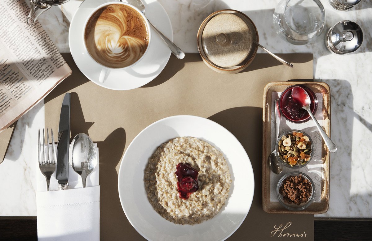 VogueFrance's tweet image. Bacon, pancakes, granola...Le vrai petit déjeuner anglais se trouve chez @Burberry ---&amp;gt; bit.ly/1jWsRDY