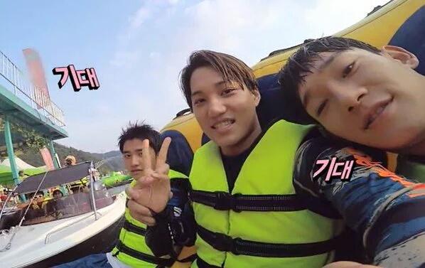 LoveKaiDO's tweet photo. KAISOO HOLDING HANDS??????????!!!!!!!!????????? https://t.co/cEeysjkmrI