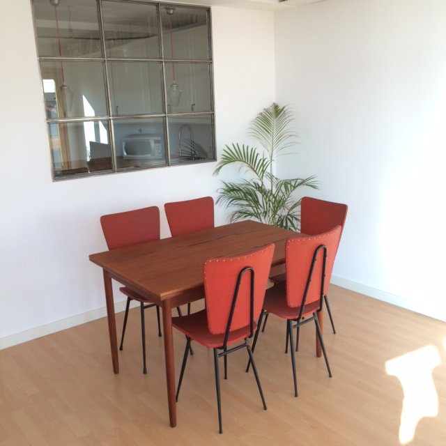 LakariKala's tweet photo. Nuestros muebles en casa de Natalia, combinando sillas francesas con mesa danesa #lakarikala #mueble #midcentury #lk https://t.co/de3wabsXKK