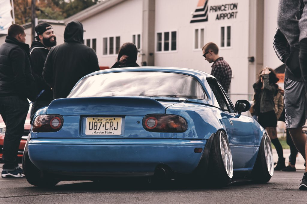 fittedlifestyle's tweet photo. Roadster blues! More on https://t.co/TovFfahSnu #fcf15 #fittedlifestyle #pasmag https://t.co/hsrZfqofcV
