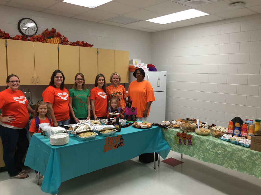 MikeMicallef1's tweet photo. Thank you 2nd grade for payday breakfast today @ The Grove. A great team effort by all! #cgeeagles https://t.co/4jni24hyri
