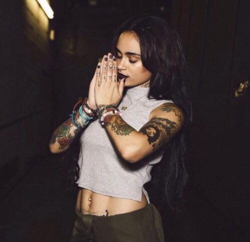 BvsicBitvh's tweet image. Basic bitches low key livin with this fucking pose