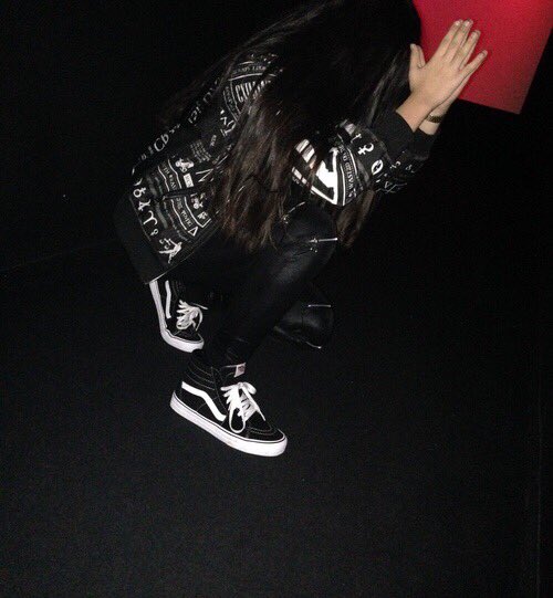 BvsicBitvh's tweet image. Basic bitches low key livin with this fucking pose