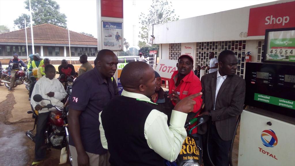 SirAlexas's tweet image. Boda Boda operators in Kakamega getting free fuel from Safaricom staff #SafaricomAt15 #HappyBirthdaySafaricom