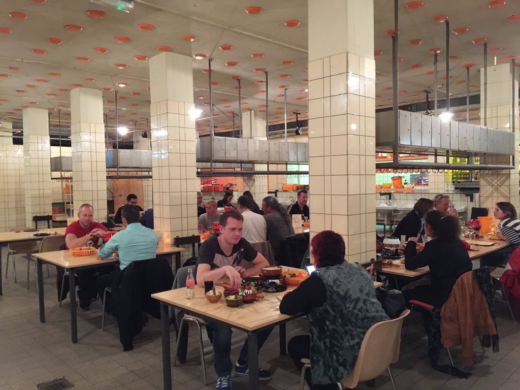 Verborgen pareltje op #strijps #retrofonduerestaurant in de kelder van het <a href="/SkateparkArea51/">AreaFiftyOne</a> kom eens eten!