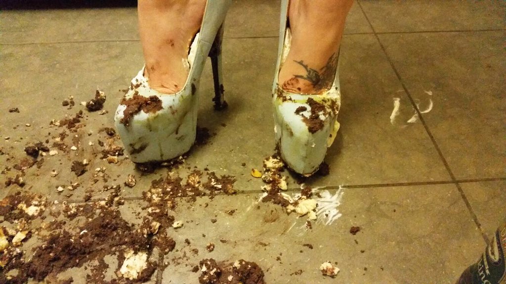mytrashedheels2's tweet photo. Cream, syrup, cake and doughnuts #crush https://t.co/7IXPA5JWEM https://t.co/3e8CziOnKD