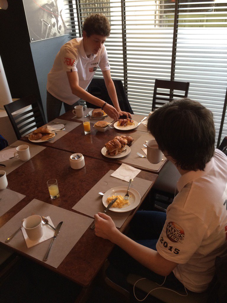 Team_E2G's tweet photo. [#PGW] Oeuf brouillé + Bacon, le petit déjeuner des grands !! Aujourd'hui c'est le grand jour ! #TeamE2G https://t.co/7JJoBzlQ7D