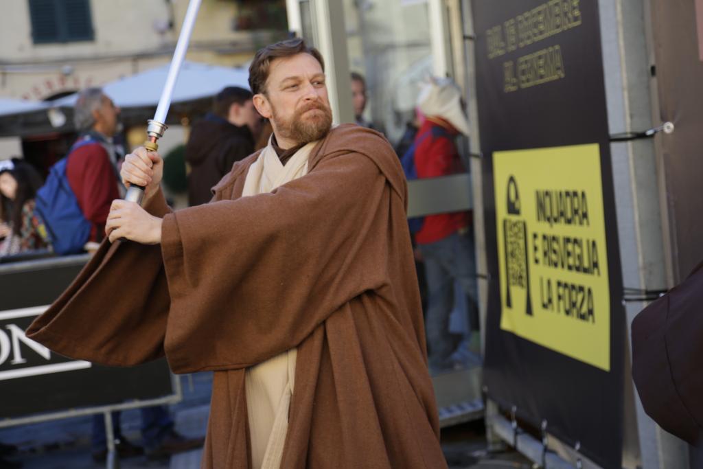 StarWarsIT's tweet photo. Un poster di #IlRisveglioDellaForza in omaggio agli acquirenti al Disney Store a #LuccaCG15.  #StarWarsLucca2015 https://t.co/R1NoEwqY88