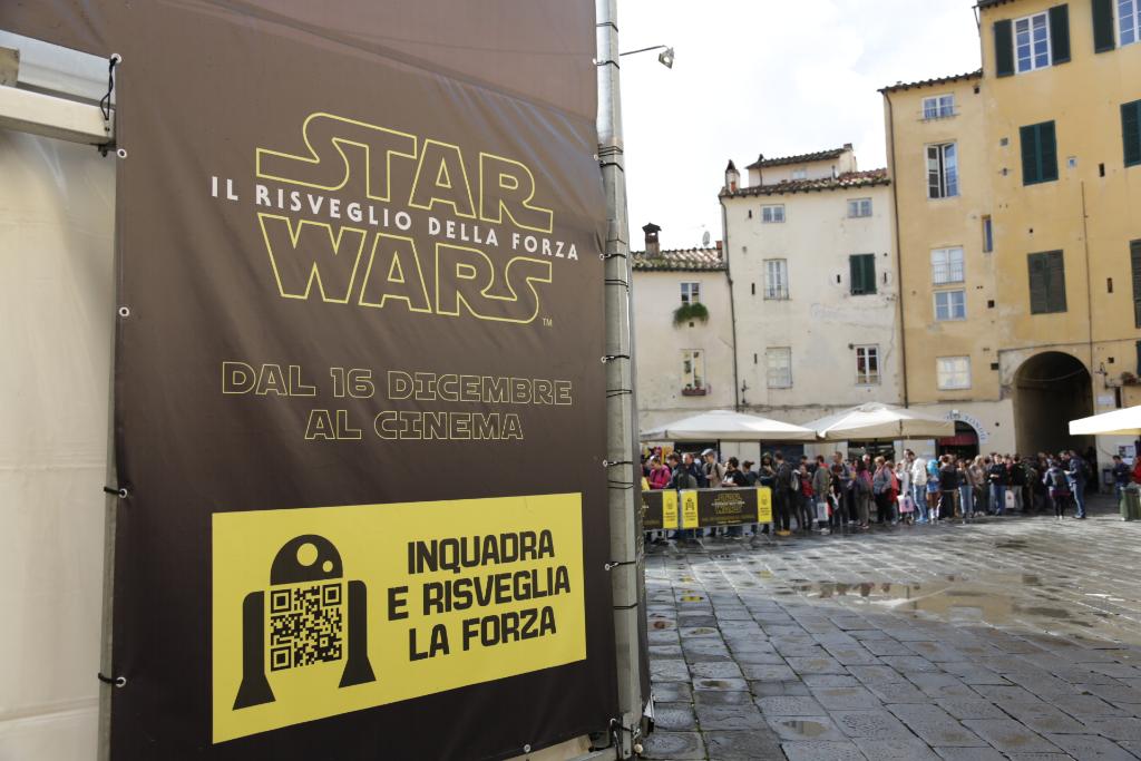 StarWarsIT's tweet photo. Un poster di #IlRisveglioDellaForza in omaggio agli acquirenti al Disney Store a #LuccaCG15.  #StarWarsLucca2015 https://t.co/R1NoEwqY88