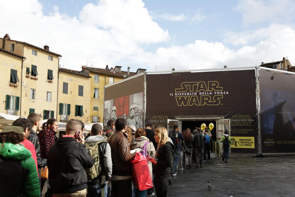 StarWarsIT's tweet photo. Un poster di #IlRisveglioDellaForza in omaggio agli acquirenti al Disney Store a #LuccaCG15.  #StarWarsLucca2015 https://t.co/R1NoEwqY88