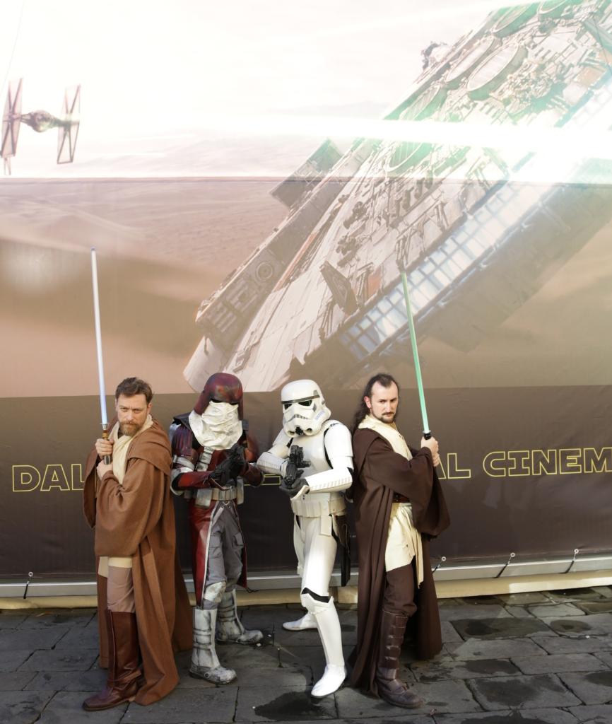StarWarsIT's tweet photo. Un poster di #IlRisveglioDellaForza in omaggio agli acquirenti al Disney Store a #LuccaCG15.  #StarWarsLucca2015 https://t.co/R1NoEwqY88