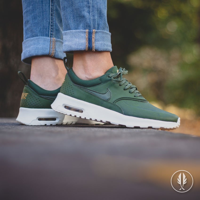 carbon green nike thea