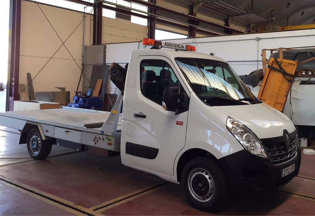TalautoVI's tweet photo. @RenaultTrucksEs #Master #165cv para la asistencia en carretera. https://t.co/E4mWiCJWG7