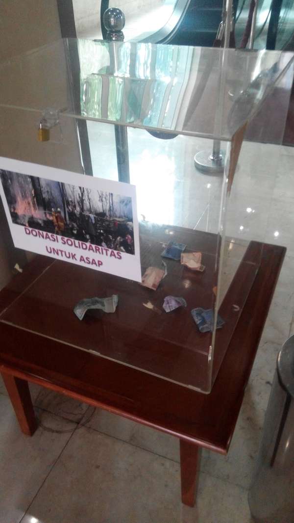 detikcom's tweet image. Kotak Sumbangan Asap di Gedung DPR Sepi Peminat de.tk/6cBmtQ