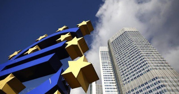 Davos's tweet image. UK calls for “emergency brake” for non-Euro countries, US third-quarter growth slows and si… wef.ch/1ioXDno