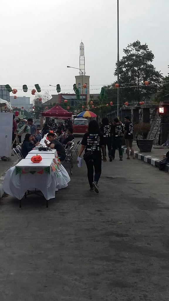 JatinangorEvent's tweet photo. SEKARANG @ pangkalan Damri UNPAD Jatinangor "Haunted Food Fest" yang bernuansa hellowen. 
Let's EAT and HAUNTED! https://t.co/MReFnS4Rfa