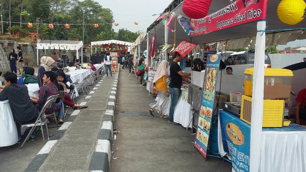 JatinangorEvent's tweet photo. SEKARANG @ pangkalan Damri UNPAD Jatinangor "Haunted Food Fest" yang bernuansa hellowen. 
Let's EAT and HAUNTED! https://t.co/MReFnS4Rfa
