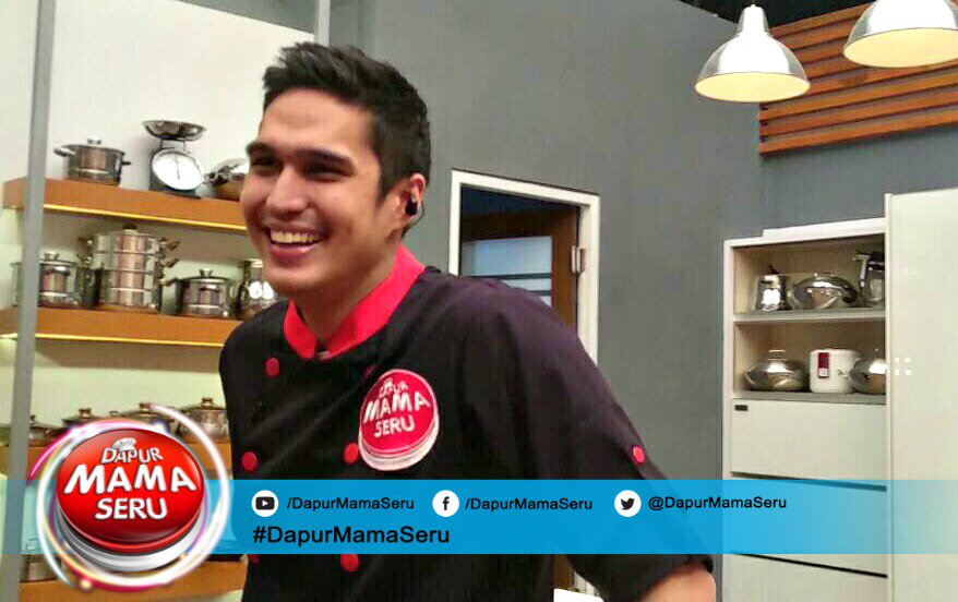 DapurPanik's tweet photo. (cont) Dannn host gantengnya adlh @Marcelchandra yang siap manasin #DapurMamaSeru @whatsonANTV mulai 1 Nov'15 (cont) https://t.co/lEq9ZQhL9n