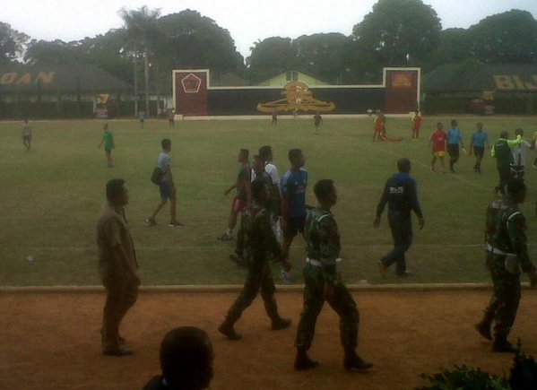 Aksi baku hantam Para pemain Effo Cimahi dan Persipo u-17 di Lapangan Pusdik Armed Cimahi Rabu (28/10/15).